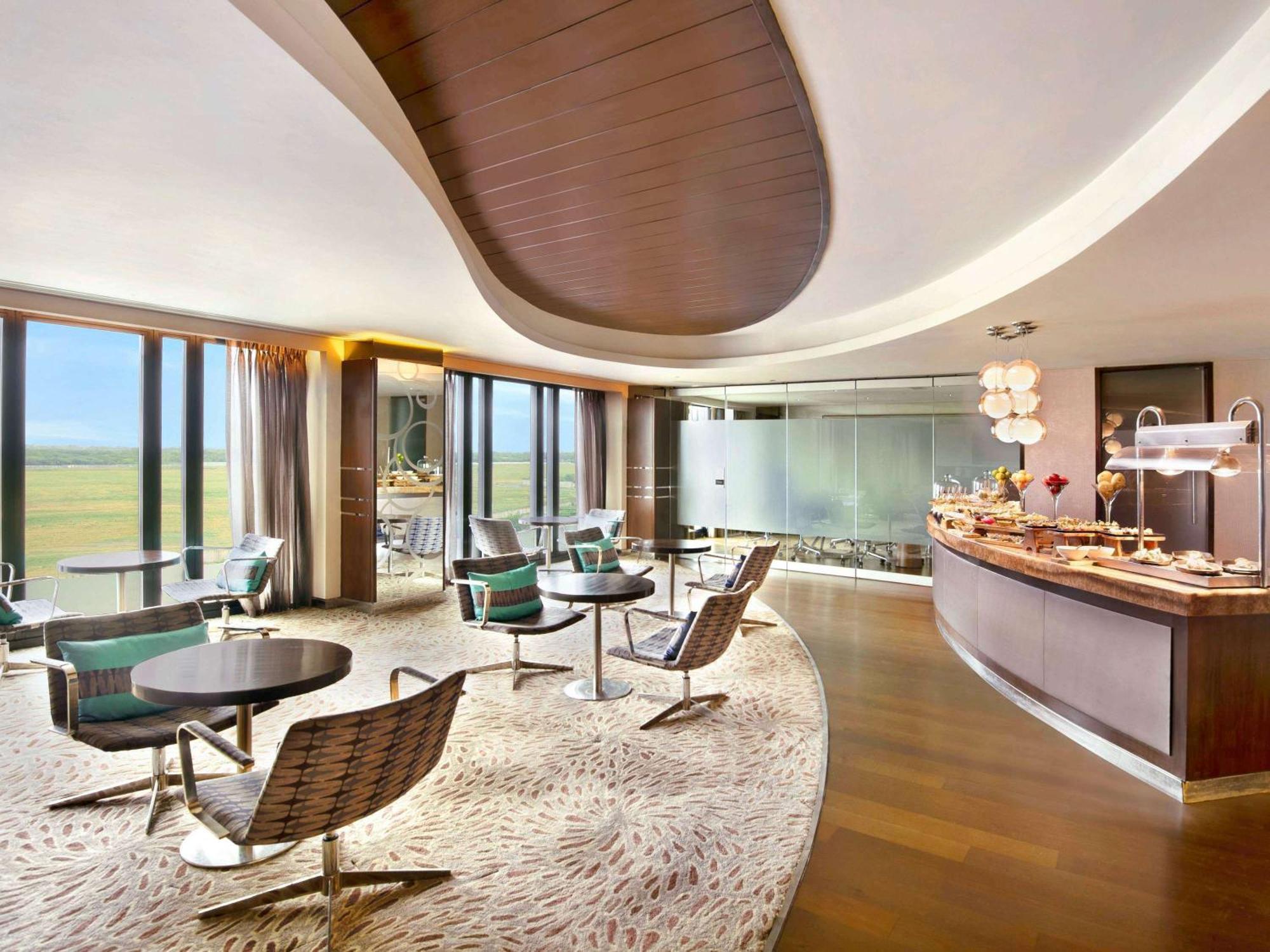 Pullman New Delhi Aerocity Exteriér fotografie Club Lounge at KLIA