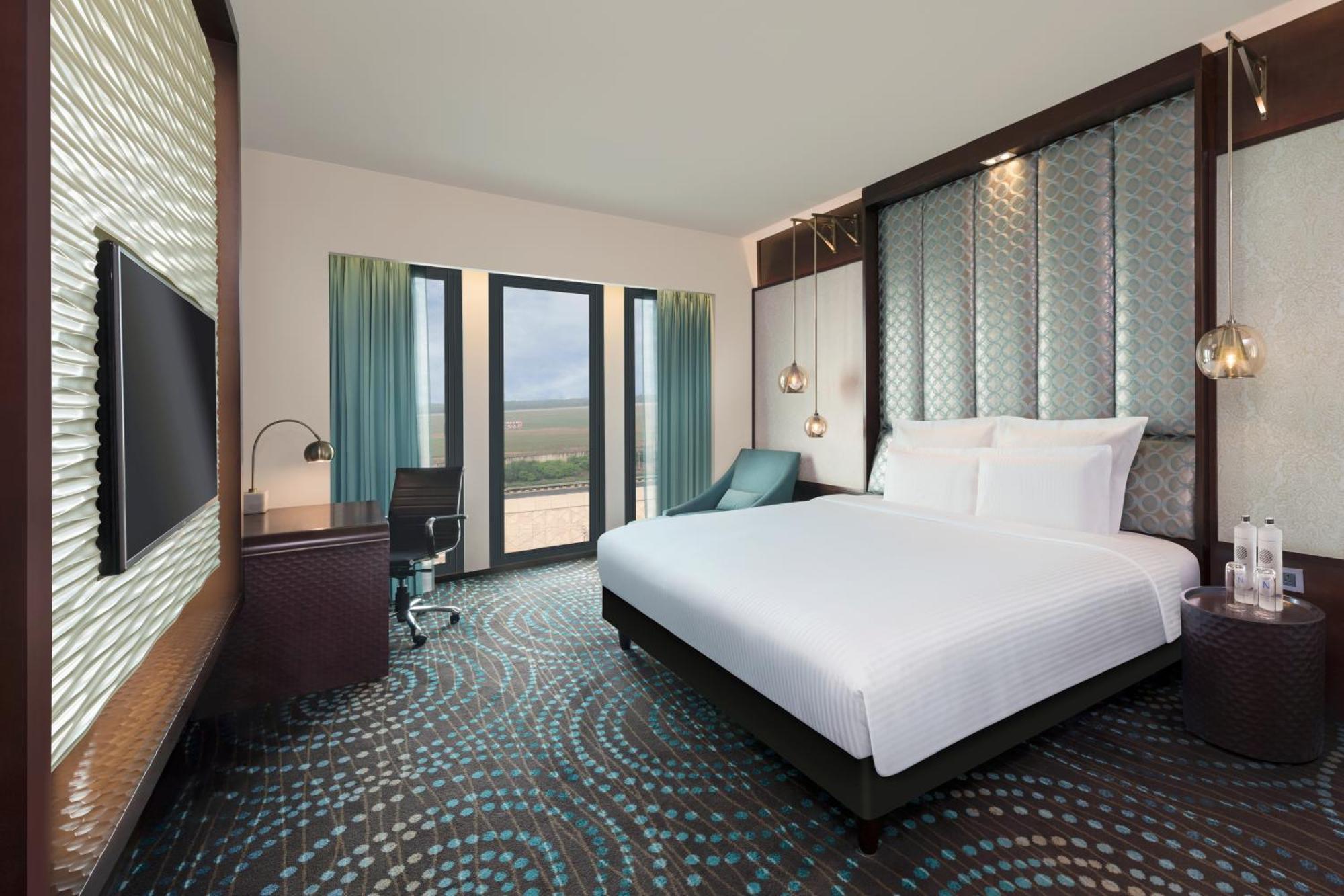 Pullman New Delhi Aerocity Exteriér fotografie A guest room at the hotel